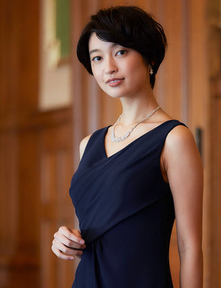 TWEED DRESS(ツイードドレス)のダークネイビーロングドレス・クレープ素材 |T-1509-DNYの上半身斜め画像です。