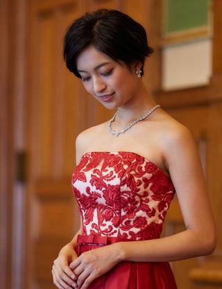 TWEED DRESS(ツイードドレス)のダークレッドロングドレス・サテン|TB1786-1-DRDの上半身斜め画像です。