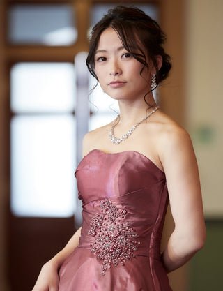 TWEED DRESS(ツイードドレス)のピンクローズロングドレス・タフタ|TH1432-1-PKRの上半身斜め画像です。