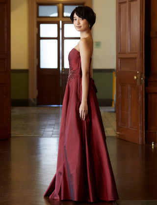 TWEED DRESS(ツイードドレス)のレッドブラックロングドレス・タフタ|TH1432-1-RBKの全身側面画像です。