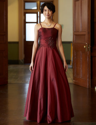 TWEED DRESS(ツイードドレス)のレッドブラックロングドレス・タフタ|TH1432-1-RBKの全身正面ストラップ着用画像です。
