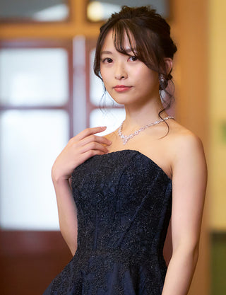 TWEED DRESS(ツイードドレス)のダークネイビーロングドレス・ジャガード|TN2011-DNYの上半身斜め画像です。