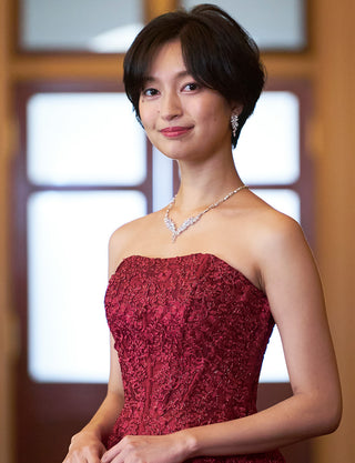 TWEED DRESS(ツイードドレス)のワインレッドロングドレス・ジャガード|TN2011-WRDの上半身斜め画像です。