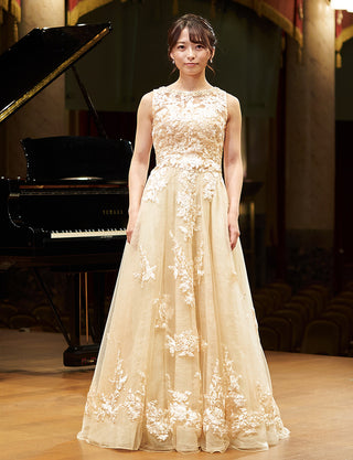 TWEED DRESS(ツイードドレス)のシャンパンゴールドロングドレス・チュール|TN2024-CGDの全身正面ボレロ着用画像です。