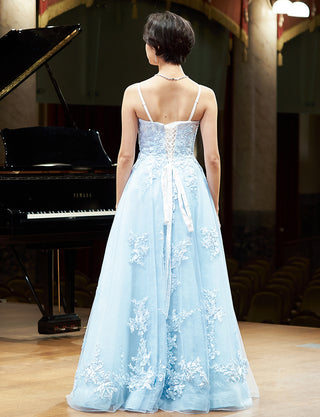 TWEED DRESS(ツイードドレス)のアイスブルーロングドレス・チュール|TN2024-IBLの全身背面ストラップ着用画像です。