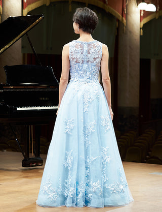 TWEED DRESS(ツイードドレス)のアイスブルーロングドレス・チュール|TN2024-IBLの全身背面ボレロ着用画像です。
