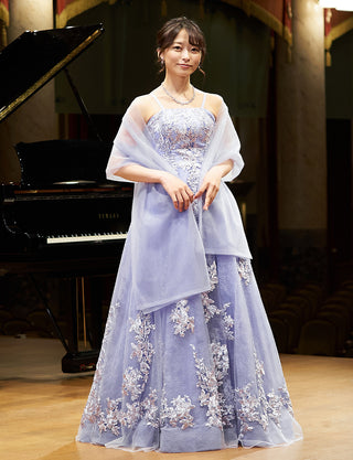 TWEED DRESS(ツイードドレス)のラベンダーグレーロングドレス・チュール|TN2024-LVGYの全身正面ストール着用画像です。