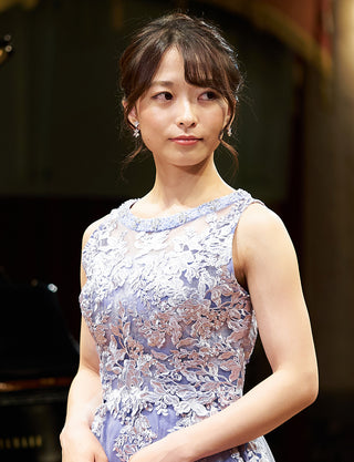 TWEED DRESS(ツイードドレス)のラベンダーグレーロングドレス・チュール|TN2024-LVGYの上半身斜めボレロ着用画像です。