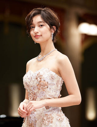 TWEED DRESS(ツイードドレス)のシャンパンベージュロングドレス・チュール|TW1901-CBEGの上半身斜め着用画像です。