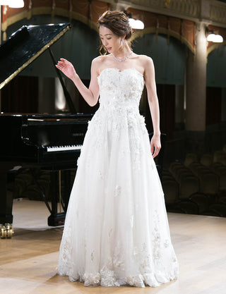 TWEED DRESS(ツイードドレス)のアイボリーロングドレス・チュール|TW1901-IVYの全身横向き画像です。