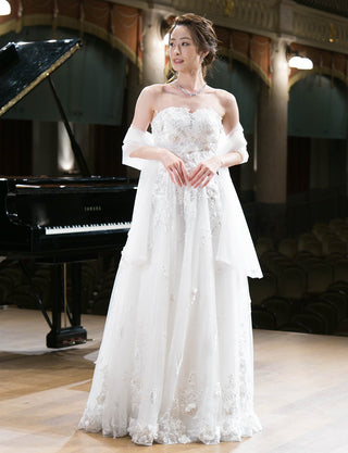 TWEED DRESS(ツイードドレス)のアイボリーロングドレス・チュール|TW1901-IVYの全身正面ストール着用画像です。