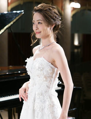 TWEED DRESS(ツイードドレス)のアイボリーロングドレス・チュール|TW1901-IVYの上半身斜め画像です。