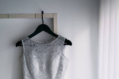 万能で、無難ではない。舞台に寄り添うドレス。