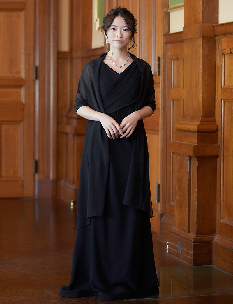 TWEED DRESS(ツイードドレス)のブラックロングドレス・クレープ素材 ｜T-1509-BKの全身正面ストール着用画像です。