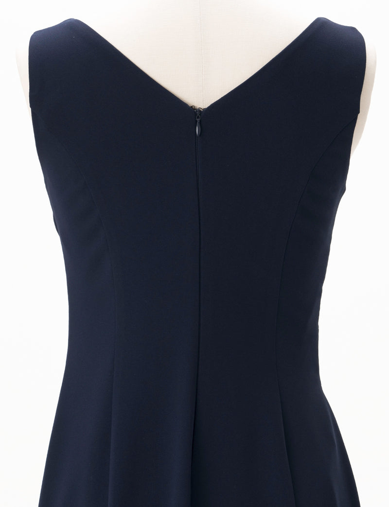 TWEED DRESS(ツイードドレス)のダークネイビーロングドレス・クレープ素材 ｜T-1509-DNYのトルソー上半身背面画像です。