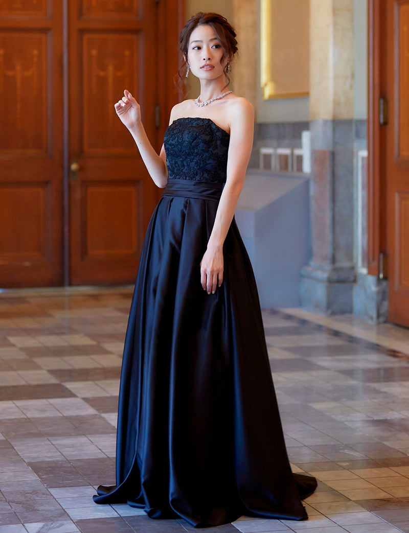 TWEED DRESS(ツイードドレス)のブラックロングドレス・サテン｜TB1702-BKの全身斜め画像です。