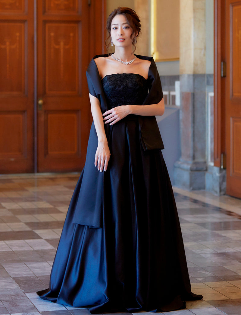 TWEED DRESS(ツイードドレス)のブラックロングドレス・サテン｜TB1702-BKの全身正面ストール着用画像です。