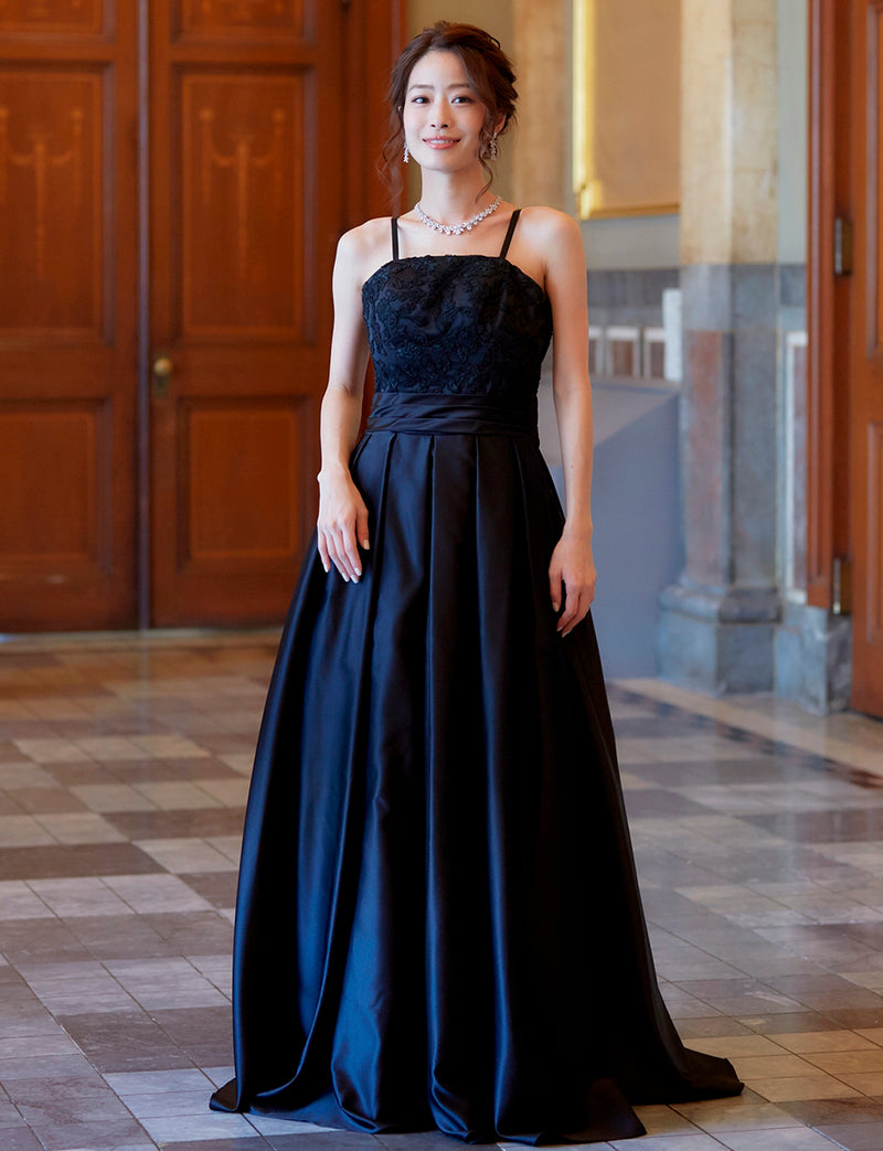 TWEED DRESS(ツイードドレス)のブラックロングドレス・サテン｜TB1702-BKの全身正面ストラップ着用画像です。