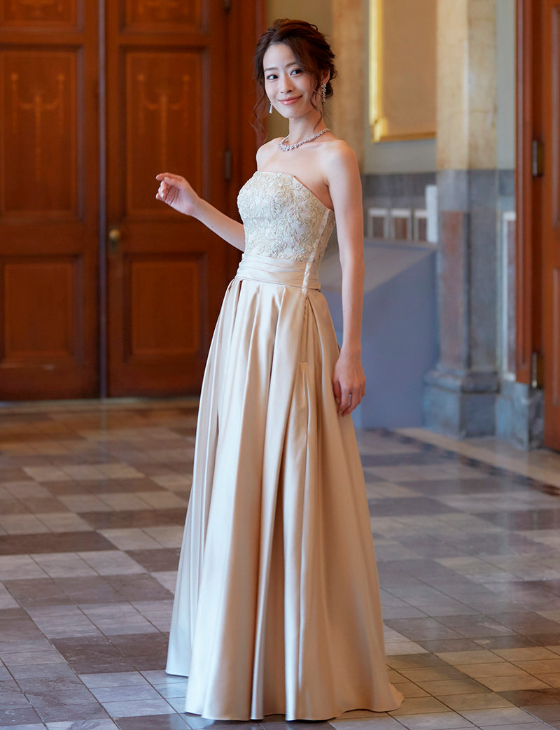 TWEED DRESS(ツイードドレス)のシャンパンゴールドロングドレス・サテン｜TB1702-CGDの全身斜め画像です。