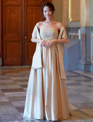 TWEED DRESS(ツイードドレス)のシャンパンゴールドロングドレス・サテン｜TB1702-CGDの全身正面ストール着用画像です。