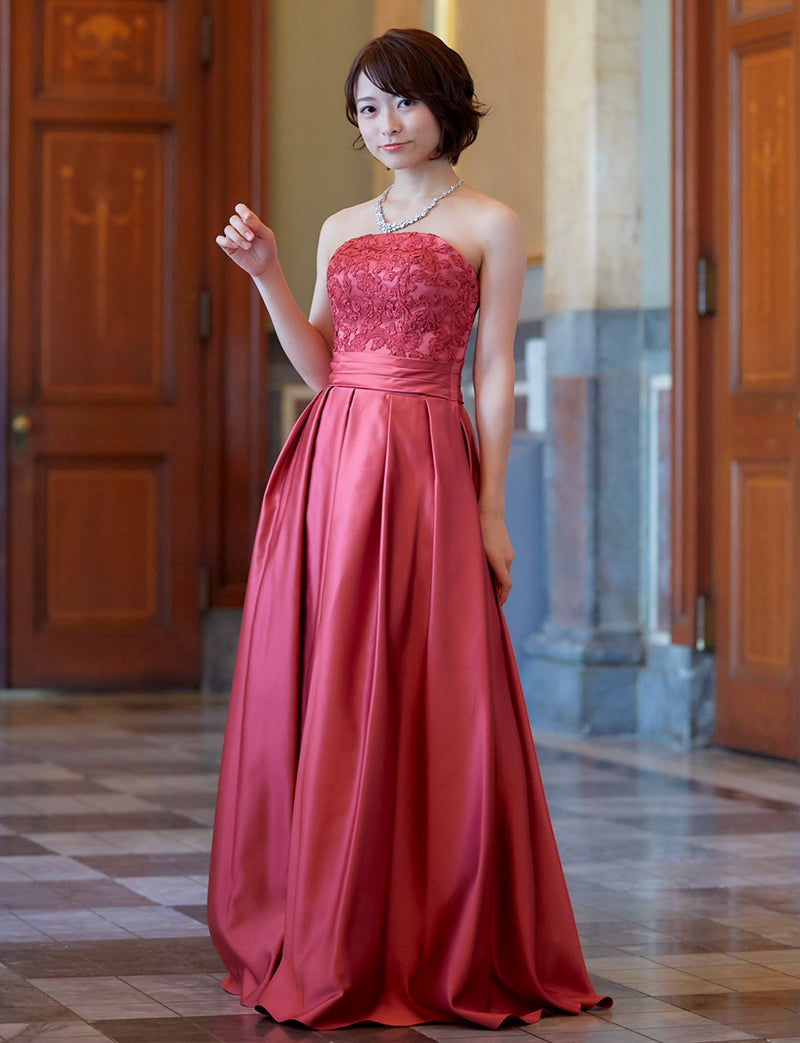 TWEED DRESS(ツイードドレス)のピンクローズロングドレス・サテン｜TB1702-PKRの全身斜め画像です。