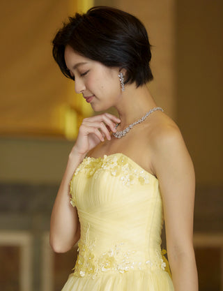TWEED DRESS(ツイードドレス)のペールイエローロングドレス・チュール｜TB1703-PYWの上半身斜め画像です。