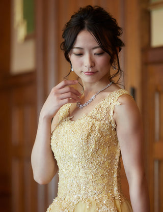 TWEED DRESS(ツイードドレス)のレモンイエローロングドレス・チュール｜TB1719-LYWの上半身斜め画像です。