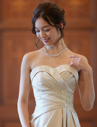 TWEED DRESS(ツイードドレス)のシャンパンゴールドロングドレス・サテン｜TB1730-CGDの上半身正面画像です。
