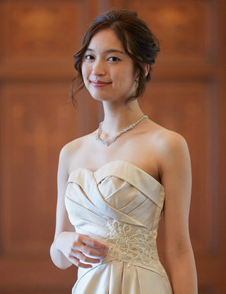 TWEED DRESS(ツイードドレス)のシャンパンゴールドロングドレス・サテン｜TB1730-CGDの上半身斜め画像です。