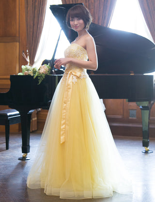 TWEED DRESS(ツイードドレス)のレモンイエローロングドレス・チュール｜TB1746-LYWの全身斜め画像です。