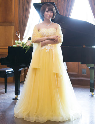 TWEED DRESS(ツイードドレス)のレモンイエローロングドレス・チュール｜TB1746-LYWの全身正面ストール着用画像です。