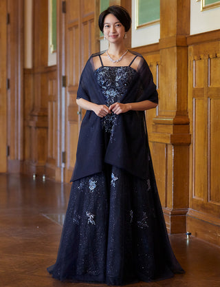 TWEED DRESS(ツイードドレス)のダークネイビーロングドレス・チュール｜TB1763-1-DNYの全身正面ストール着用画像です。