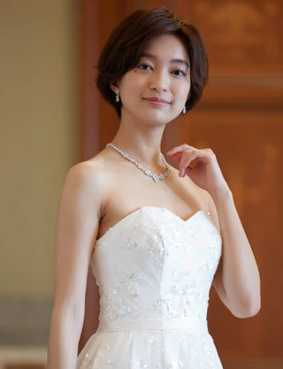 TWEED DRESS(ツイードドレス)のホワイトロングドレス・チュール｜TB1784-1-WTの上半身斜め画像です。