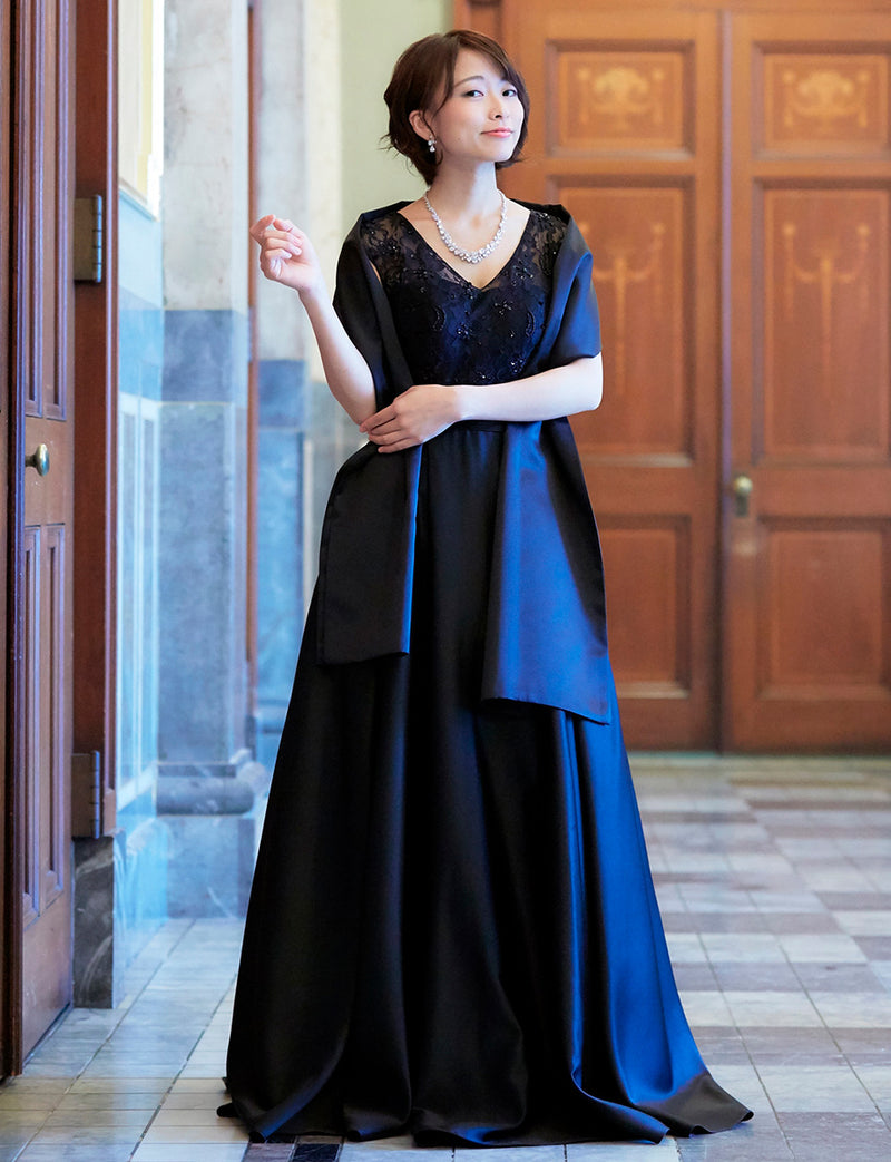 TWEED DRESS(ツイードドレス)のブラックロングドレス・サテン｜TD1812-BKの全身正面ストール着用画像です。