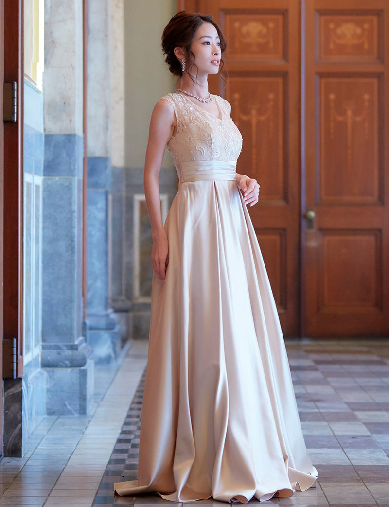 TWEED DRESS(ツイードドレス)のシャンパンゴールドロングドレス・サテン｜TD1812-CGDの全身斜め画像です。