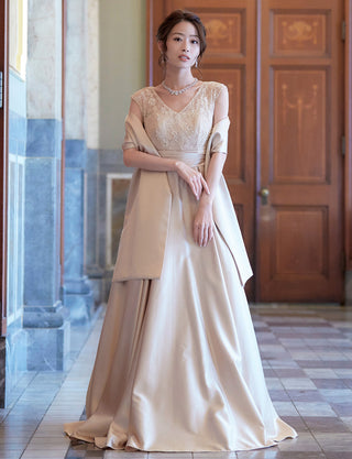 TWEED DRESS(ツイードドレス)のシャンパンゴールドロングドレス・サテン｜TD1812-CGDの全身正面ストール着用画像です。