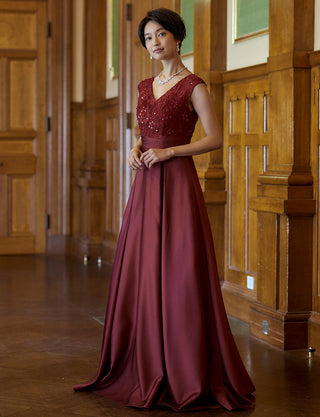 TWEED DRESS(ツイードドレス)のワインレッドロングドレス・サテン｜TD1812-WRDの全身斜め画像です。