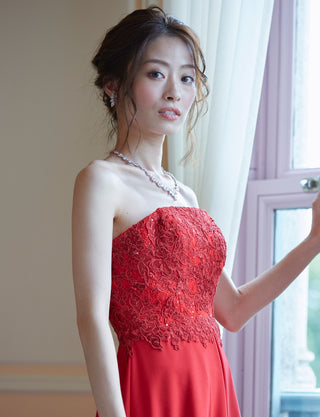 TWEED DRESS(ツイードドレス)のレッドロングドレス・サテン｜TD1830-RDの上半身斜め画像です。