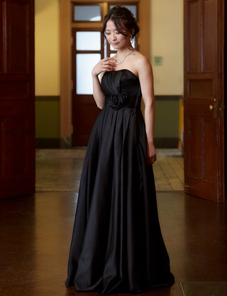 TWEED DRESS(ツイードドレス)のブラックロングドレス・サテン ｜TH1407-1-BKの全身斜め画像です。