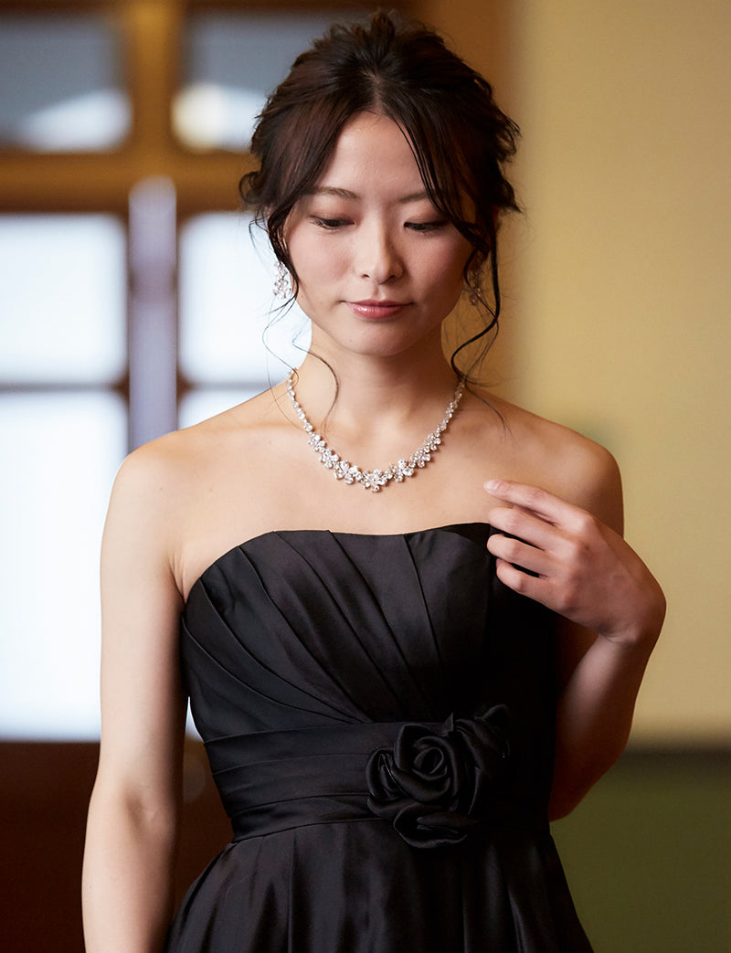 TWEED DRESS(ツイードドレス)のブラックロングドレス・サテン ｜TH1407-1-BKの上半身正面画像です。