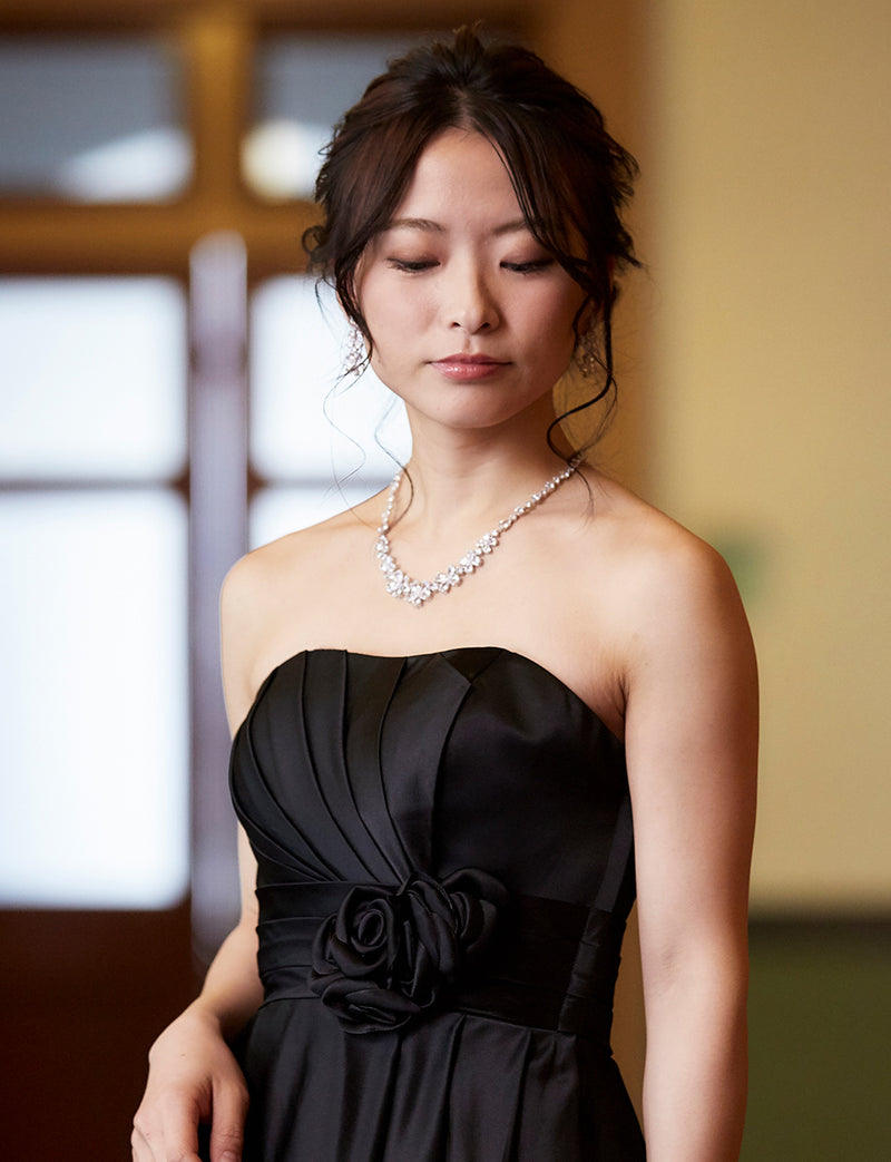 TWEED DRESS(ツイードドレス)のブラックロングドレス・サテン ｜TH1407-1-BKの上半身斜め画像です。