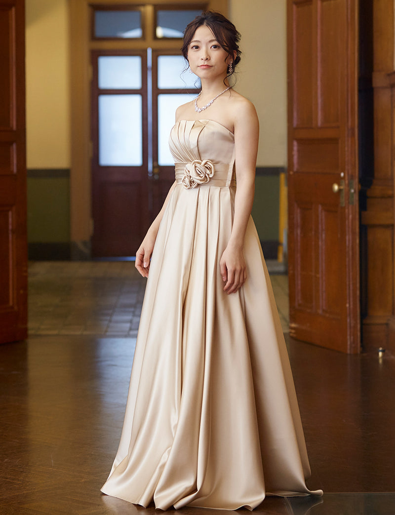 TWEED DRESS(ツイードドレス)のシャンパンゴールドロングドレス・サテン ｜TH1407-1-CGDの全身斜め画像です。