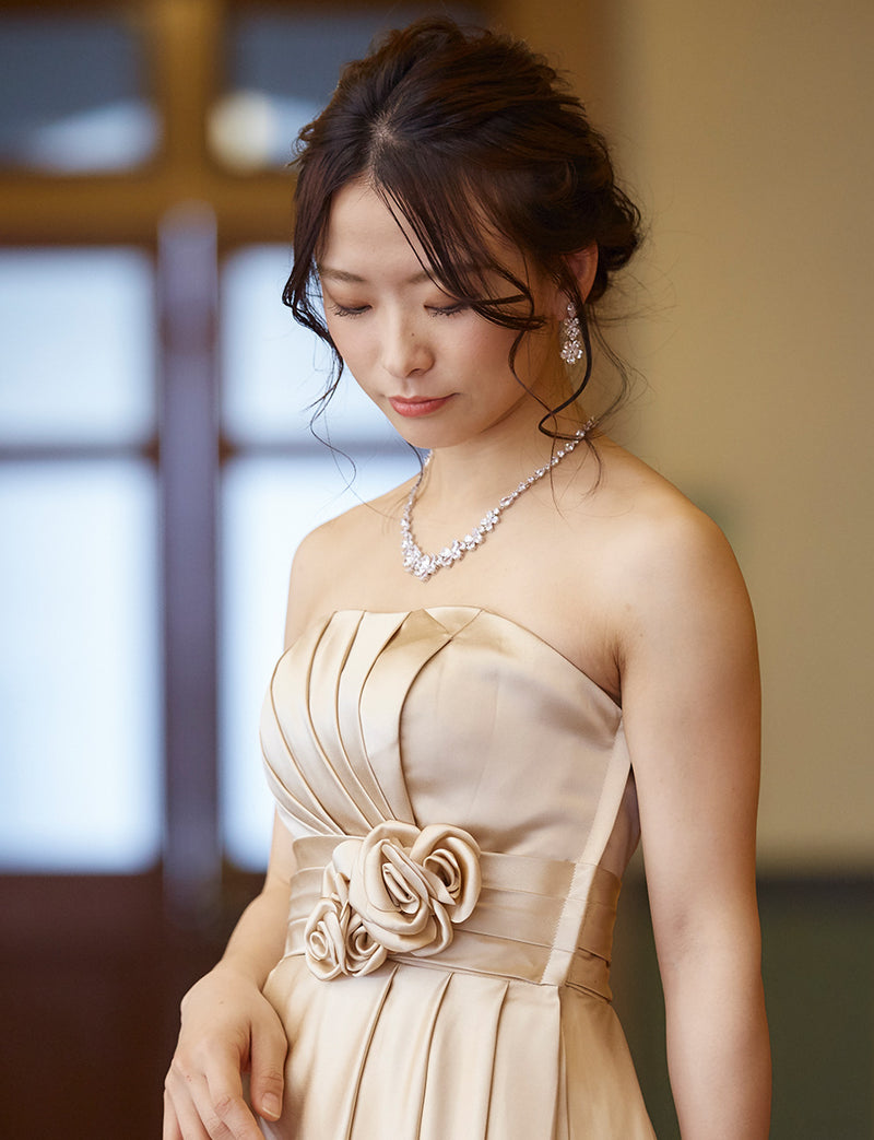 TWEED DRESS(ツイードドレス)のシャンパンゴールドロングドレス・サテン ｜TH1407-1-CGDの上半身斜め画像です。