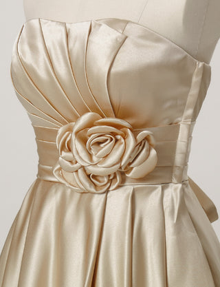 TWEED DRESS(ツイードドレス)のシャンパンゴールドロングドレス・サテン ｜TH1407-1-CGDのトルソー上半身斜め画像です。