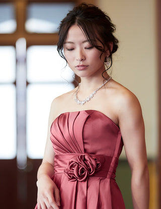 TWEED DRESS(ツイードドレス)のピンクローズロングドレス・サテン ｜TH1407-1-PKRの上半身斜め画像です。
