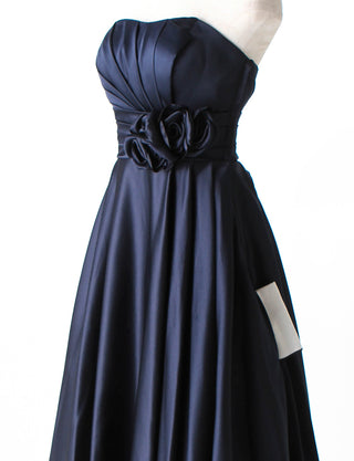 TWEED DRESS(ツイードドレス)のダークネイビーロングドレス・サテン ｜TH1407-DNYのトルソー上半身斜めポケット画像です。