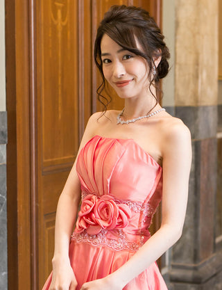 TWEED DRESS(ツイードドレス)のコーラルピンクロングドレス・タフタ ｜TH1408-CPKの上半身斜め画像です。