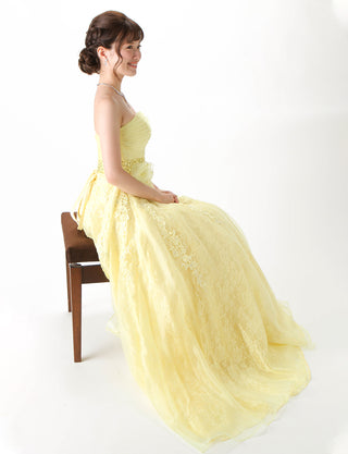 TWEED DRESS(ツイードドレス)のレモンイエローロングドレス・オーガンジー ｜TH1430-LYWの全身側面椅子に掛けた着用画像です。