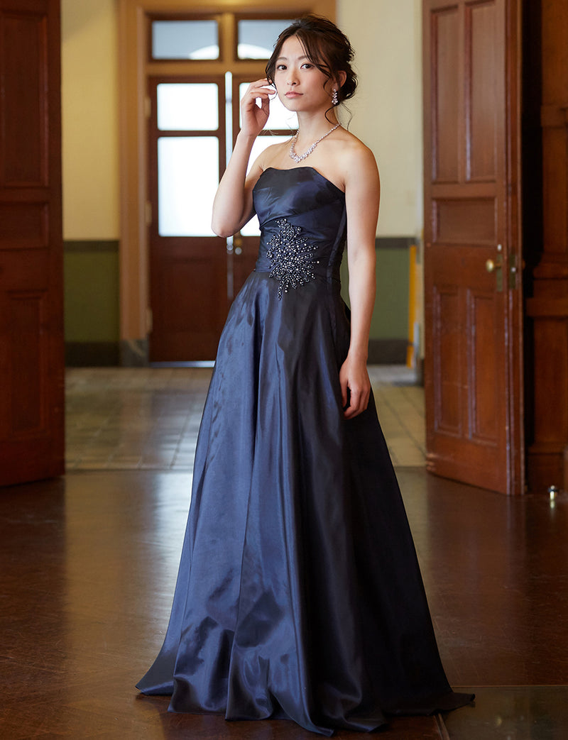TWEED DRESS(ツイードドレス)のダークネイビーロングドレス・タフタ｜TH1432-1-DNYの全身斜め画像です。