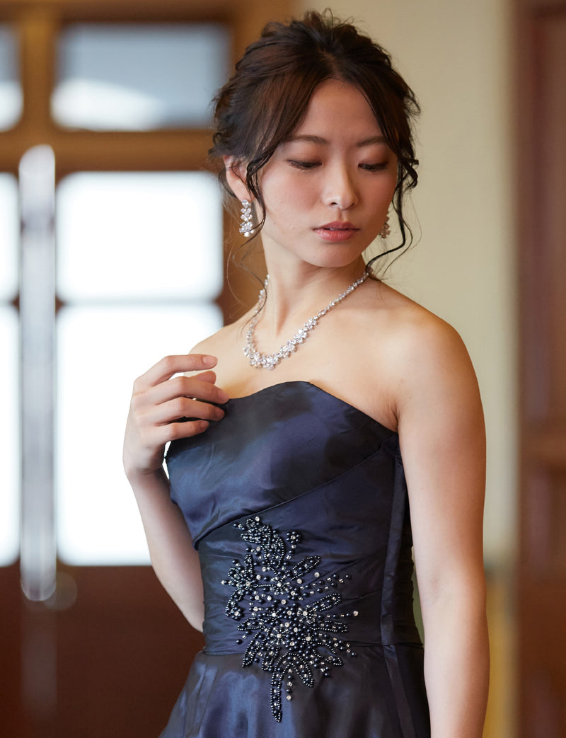 TWEED DRESS(ツイードドレス)のダークネイビーロングドレス・タフタ｜TH1432-1-DNYの上半身斜め画像です。